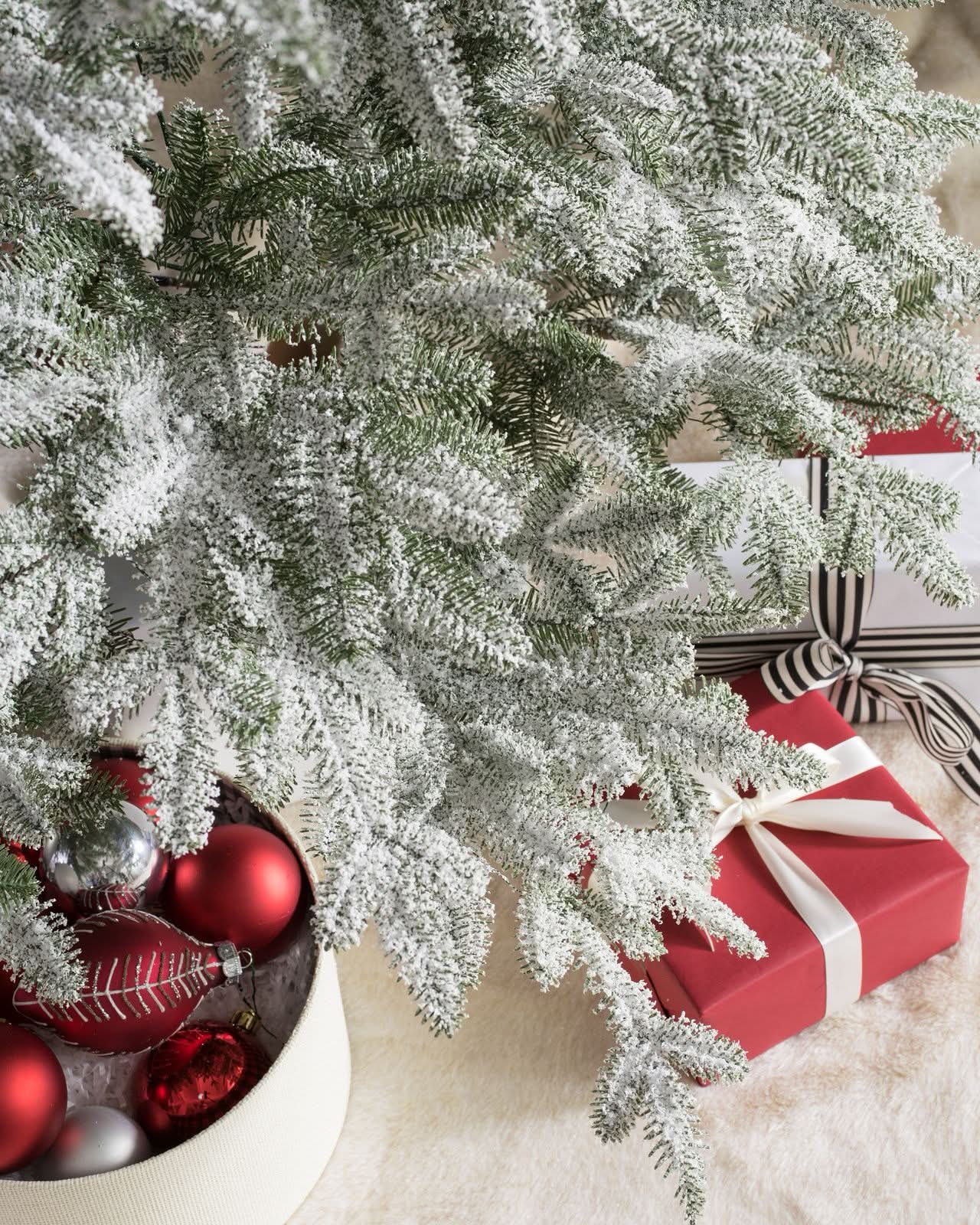 Árvore de Natal Nevada com Galhos Nevados, Suporte Metálico e Micro LEDs Embutidos