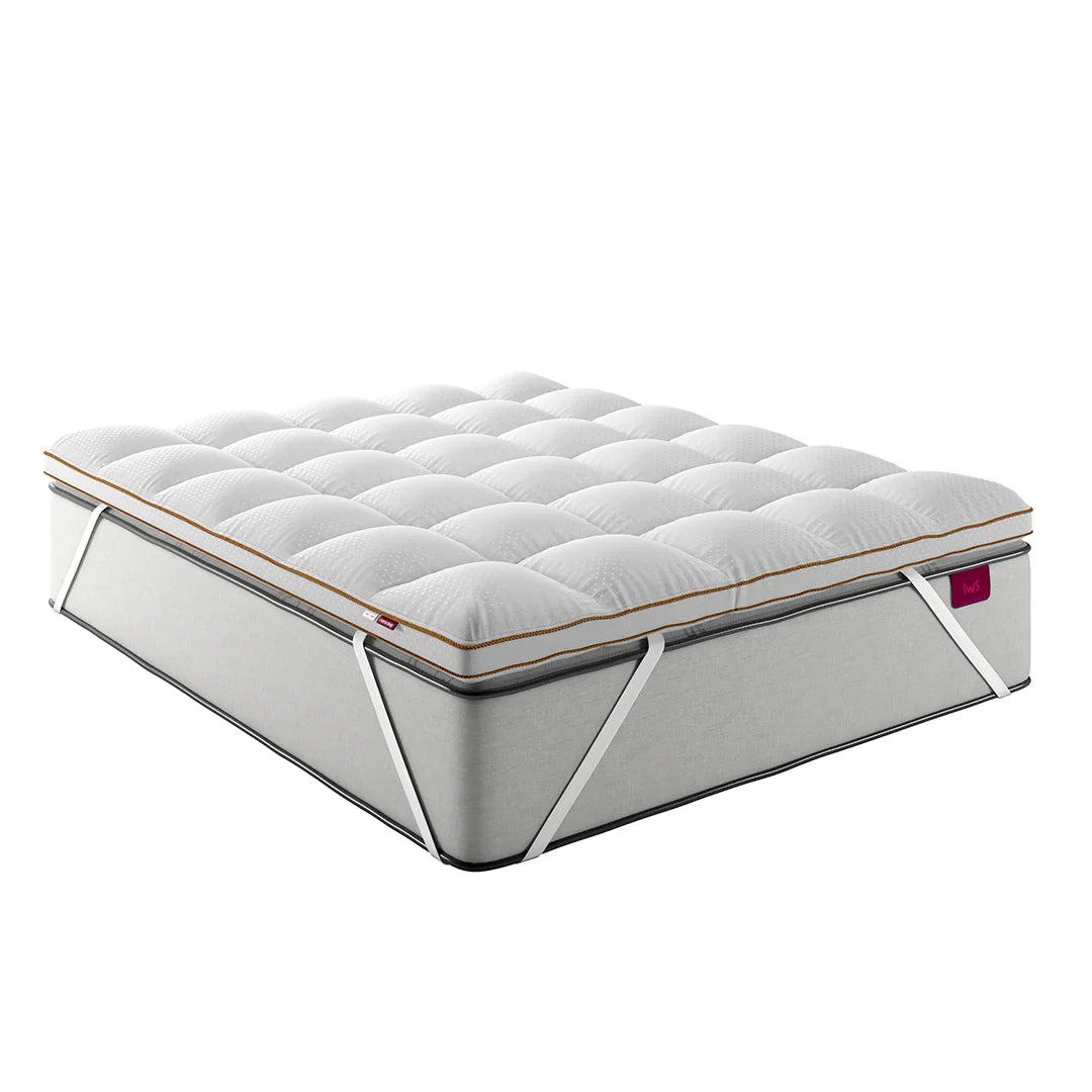 Imagem contém um colchão em 3d com o Pillow Top Magnum da i wanna sleep encaixado com seu elástico nas laterais que promete mantê-lo no lugar a noite todo e proporcionar maior conforto