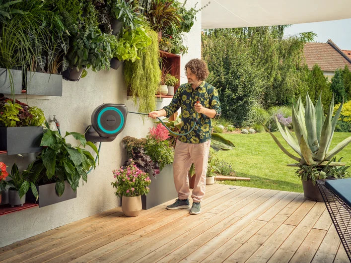 GardenHouse - Mangueira Externa Com Enrolador Retrátil, trava e Suporte Giratório 180