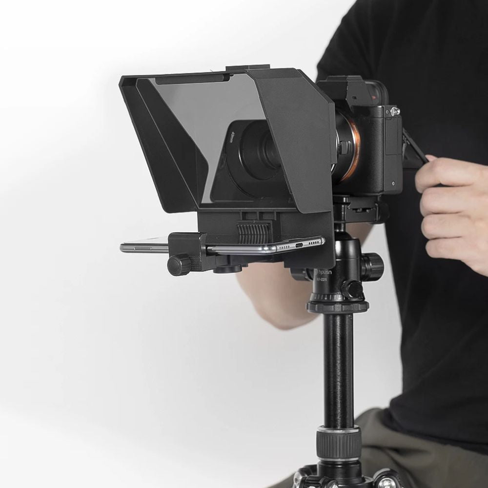 ProPrompt Mini - Teleprompter portátil para smartphones e DSLRs, inclui controle remoto Bluetooth e acessórios completos para uma gravação de vídeo profissional. Disponível na Gangahub.