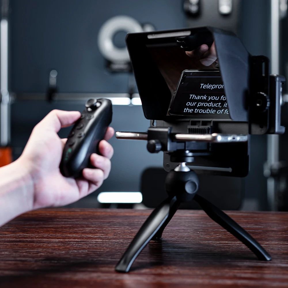 ProPrompt Mini - Teleprompter portátil para smartphones e DSLRs, inclui controle remoto Bluetooth e acessórios completos para uma gravação de vídeo profissional. Disponível na Gangahub.