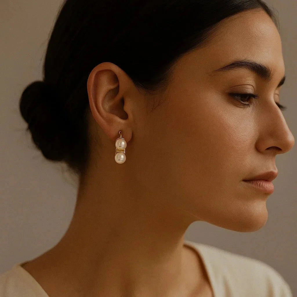 Brinco Meia Argola de Perolas Folheado a Ouro 18k