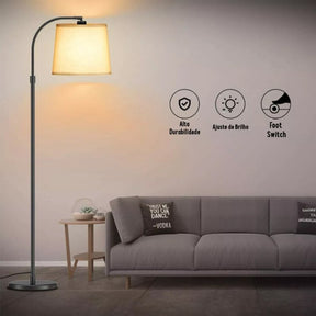 Luminária de Piso com Altura Ajustável e Cúpula de Linho