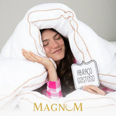 Mulher relaxando em sua cama envolvida pelo nosso pillow top magnum Pluma AirFiber IWS demonstrando seu conforto e maciez que lembra um abraço gostoso, sua  tecnologia de preenchimento gomo a gomo assegura um ajuste perfeito, independentemente do seu tipo de colchão proporcionando uma noite de sono digna de um hotel 5 estrelas.
